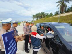 Kasat Lantas Polres Siak Bagikan Air Mineral dan Roti ke Pemudik 