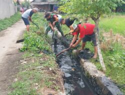 Cegah Luapan Air Babinsa Ajak Warga Bergotong royong Bersihkan Saluran Tersier