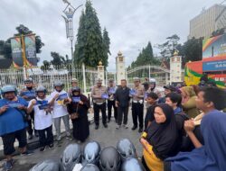 Sembari Olahraga Pagi Dirlantas Polda Riau Sapa Pengunjung CFD Pekanbaru dan Bagikan Helm SNI