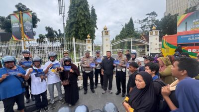 Sembari Olahraga Pagi Dirlantas Polda Riau Sapa Pengunjung CFD Pekanbaru dan Bagikan Helm SNI