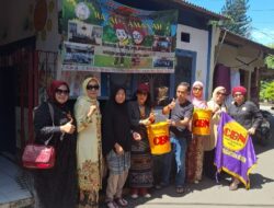 Budayakan Hidup Bersih, Komunitas Cinta Budaya Nusantara Bagikan Tong Sampah Kepada Warga Kampung Tangkil