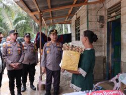 Salurkan Bantuan dan Himbau Masyarakat Tetap Waspada, Kapolres Kampar Tinjau Lokasi Banjir di Desa Sukaramai