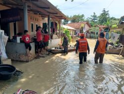 Terjang Banjir, Babinsa Pebayuran Bantu Warga Lintasi Arus dengan Tali