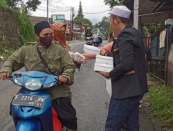 Ketua FPII Bogor Raya Berbagi Takjil di Bulan Suci Ramadhan