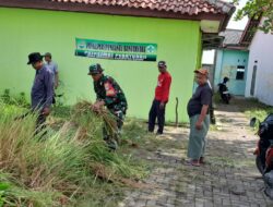 Sinergi Babinsa dan Masyarakat, Halaman Kantor Desa Bantarsari Kini Lebih Asri
