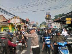 Anggota Polsek Ciampea Polres Bogor Laksanakan Kegiatan Pengaturan Lalu Lintas