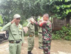 Babinsa Koramil 06/Setu Latih Linmas Desa Burangkeng, Tegaskan Pentingnya Disiplin dan Keamanan Wilayah