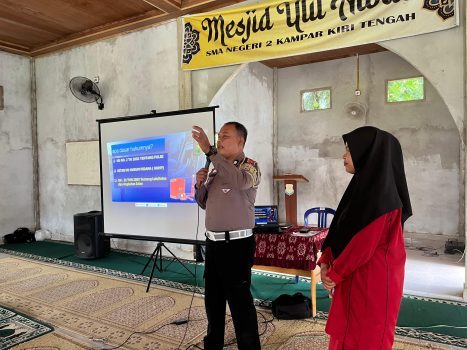 Satlantas Polres Kampar Edukasi Siswa SMA Negeri 2 Kampar Kiri Tengah Tertib Berlalu Lintas, Bagikan Helm SNI