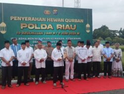 Irjen Hery Heryawan Lepas Secara Simbolis Pendistribusian Ratusan Hewan Kurban di Polda Riau