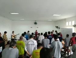 Kasih yang Tak Pernah Terkurung: Ibadah Warga Binaan Nasrani di Lapas Kelas IIA Cilegon Bawa Kedamaian di Tengah Batas