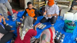 Gandeng DLH Lamsel, HKA Ruas Tol Bakter Lakukan Inovasi Pengolahan Sampah Plastik menjadi Kursi
