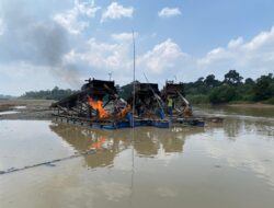 Tegas! Polsek Cerenti Bakar 10 Rakit PETI di Tiga Desa Kecamatan Cerenti