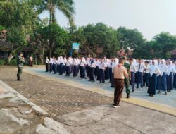 Babinsa Koramil 09/Cibarusah Dampingi MPLS di Dua Sekolah, Tanamkan Semangat Cinta Tanah Air