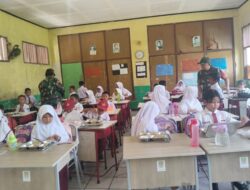 Babinsa Koramil 11 Pebayuran Salurkan 3.337 Porsi Makanan Bergizi bagi Siswa di Pebayuran