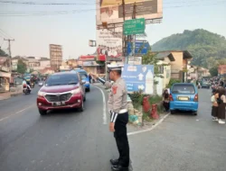 Polsek Ciampea Laksanakan Giat Pengaturan Lalu Lintas Pagi Hari, Wujudkan Kamseltibcarlantas Yang Kondusif
