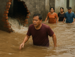 Diguyur Hujan Deras, Tembok Jebol, Banjir Terjang Kawasan Puncak Bogor, Jalan Raya Lumpuh