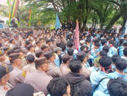 Demo Mahasiswa di DPRD Riau Berlangsung Damai, Mahasiswa dan Polisi Bersalaman