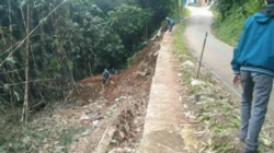 Setelah Di Beritakan, Akhirnya Pihak Pemborong Datang Ke Kantor Desa Ciburayut