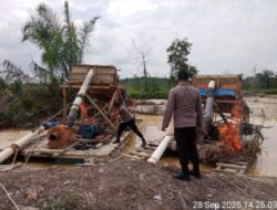 Polsek Kuantan Mudik Musnahkan Enam Rakit PETI di Desa Pantai
