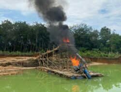 Polsek Kuantan Hilir Tertibkan PETI, 9 Rakit Dimusnahkan di Wilayah Kuantan Hilir Seberang