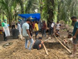 Tim Forensik Autopsi Ulang Jasad Antoni Tampubolon, Polsek Tapung Dampingi Proses Ekshumasi di Pemakaman Keluarga