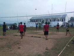 Satgas TMMD Ke-126 Kodim 0509/Bekasi Main Voli Bersama Warga, Wujud Keakraban di Desa Nagacipta