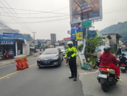 Anggota Polsek Ciampea Polres Bogor Laksanakan Pengaturan Lalu Lintas Sore Hari