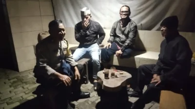 Bhabinkamtibmas Polsek Cisarua Polres Bogor Kontrol Pos Kamling dan Sampaikan Pesan Kamtibmas kepada Warga