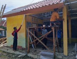 Cuaca Ekstrem Tak Surutkan Semangat Satgas TMMD ke-126 Bangun Posyandu di Nagacipta