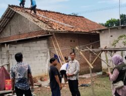 Camat Pebayuran Gerak Cepat Tinjau Korban Angin Puting Beliung, Ungkap Rasa Duka dan Kepedulian