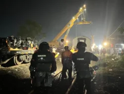 Brimob Amankan Lokasi Anjloknya Kereta Purwojaya di Bekasi