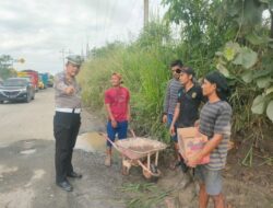 Satlantas Polres Siak Respon Cepat Tegur Masyarakat Lakukan Pungli di Jalan Rusak Jembatan Puing