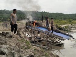 Berantas Tambang Ilegal, Polsek Singingi Musnahkan 2 Rakit Peti di Sungai Sirih dan Pasir Mas
