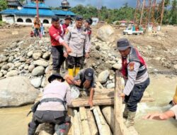 Hanyut Terbawa Arus Sungai, Polisi Bangun Jembatan Darurat di Nagari Salareh Aia
