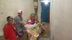 Banjir Rendam Buni Bakti, Babinsa Evakuasi Warga Sakit dan Lansia