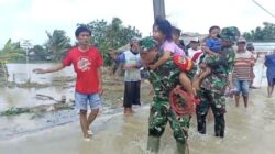 Momen Mengharukan Danramil 03 Cabangbungin Selamatkan Balita Di Lokasi Tanggul Jebol Pantai Bakti