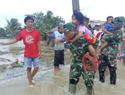 Momen Mengharukan Danramil 03 Cabangbungin Selamatkan Balita Di Lokasi Tanggul Jebol Pantai Bakti