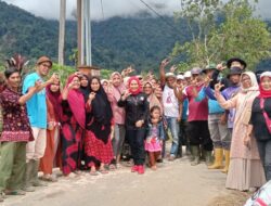 Sewa Alat Berat, KBRC Agam Salurkan Bansos Warga Terdampak Bencana Hidrometeorologi