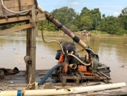 Musnahkan di Tempat, Polsek Cerenti Tertibkan 20 Rakit PETI di Sungai Kuantan