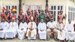 Pengamanan Humanis Babinsa Mapurujaya di Prosesi Ibadah dan Jalan Salib