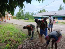 Babinsa Koramil 1710-07/Mapurujaya Ajak Warga Gotong Royong Bersihkan Halaman Gereja