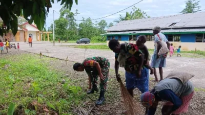 Babinsa Koramil 1710-07/Mapurujaya Ajak Warga Gotong Royong Bersihkan Halaman Gereja