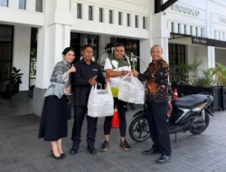 HUT ke-33 The Mirah Bogor, Aksi “Jum’at Berkat” Bagikan Ratusan Nasi Box Untuk Jurnalis dan Pasukan Kuning