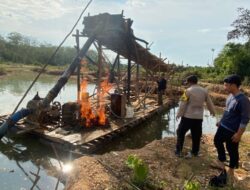 Musnahkan 3 Rakit, Polsek Kuantan Hilir Tertibkan PETI di Kasang Limau Sundai