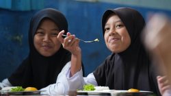 Sekolah, Teman, dan Sepiring Makan Yang Dinanti: Cerita Nur Anisa