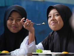 Sekolah, Teman, dan Sepiring Makan Yang Dinanti: Cerita Nur Anisa