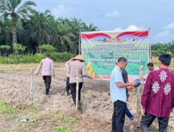 Tanam Jagung di Lahan Ketahanan Pangan Banjar Panjang, Polsek Kerumutan Dampingi Petani Wujudkan Swasembada Pangan