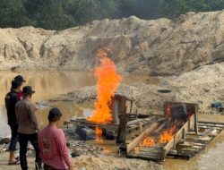 Tindak Lanjuti Pengaduan Masyarakat via Call Center 110, Polsek Singingi Musnahkan 13 Unit Rakit Sitingkai 