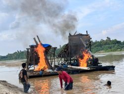 Polsek Cerenti Tindak Lanjuti Laporan Call Center 110, 4 Rakit PETI Dimusnahkan di Desa Pulau Busuk