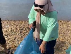 Sambut Hari Bhayangkara ke-80, Polda Riau Turun ke Sungai Subayang Bersihkan Sampah Bersama Warga